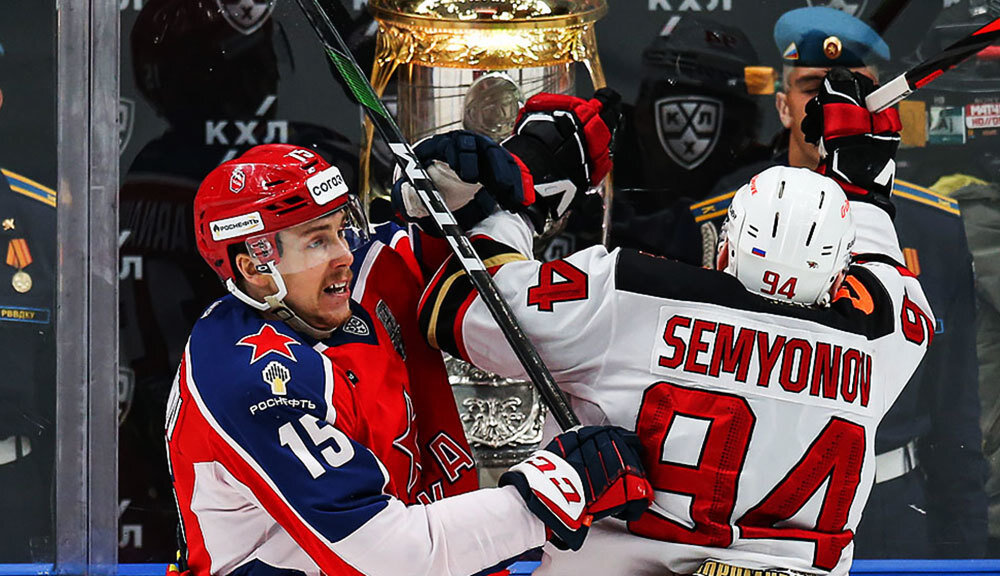Павел Карнаухов против Кирилла Семенова в борьбе за Кубок Гагарина /cska-hockey.ru