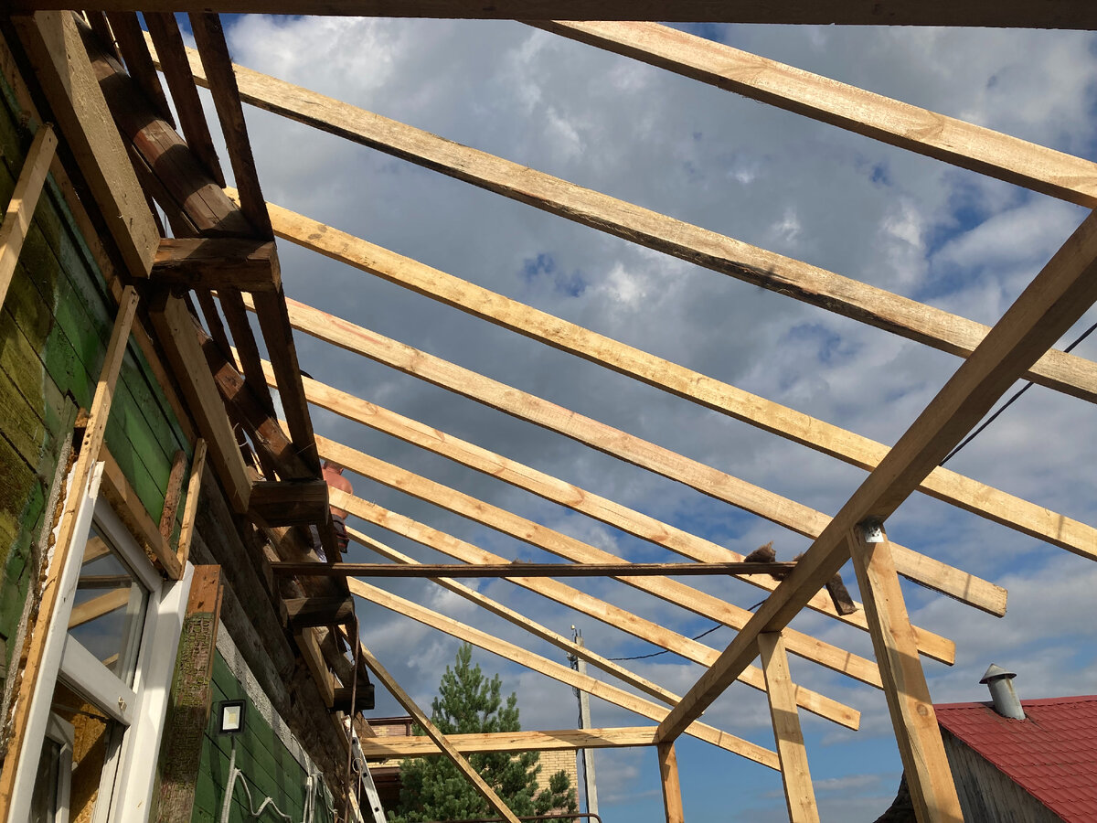 Установленные стропила.