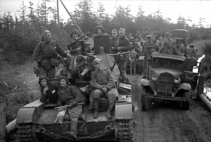 Фотография из государственного исторического архива Сахалинской области. Советские воины на марше. Август 1945 года. Южный Сахалин.
