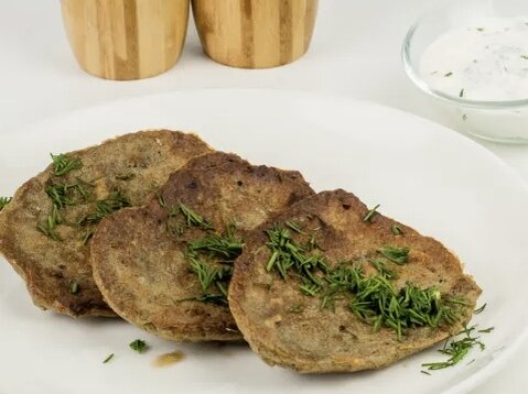 Печень — полезный и недорогой субпродукт, богатый витаминами и микроэлементами. Если вы не знаете, как лучше ее приготовить, то сделайте печеночные оладьи с морковью. Приготовить такие оладьи достаточно просто. В этом рецепте используется говяжья печень, но вы можете взять любую на ваш вкус. Подайте такие оладьи как отдельное блюдо либо же вместе с гарниром. Очень хорошо к печеночным оладьям подходит картофельное пюре и сметанно-чесночный соус