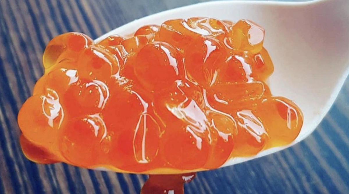 Интересный факт: "Исламские каноны запрещают употреблять в пищу лишенных чешуи рыб и их икру. Поэтому икра, добываемая в Каспийском море Ираном, традиционно шла на экспорт и составляла конкуренцию российской продукции на мировом рынке".