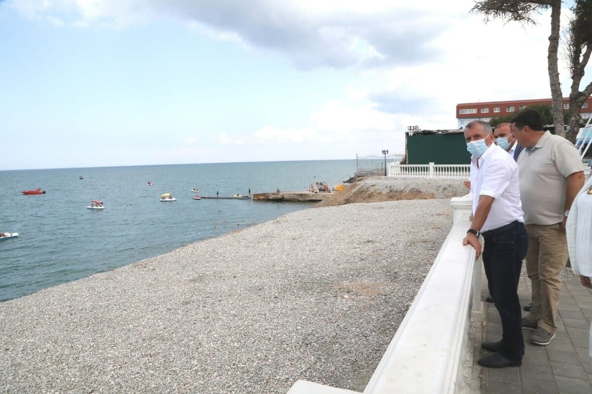 В. Константинов осматривает приведённую в порядок территорию (фото: И. Охрименко)