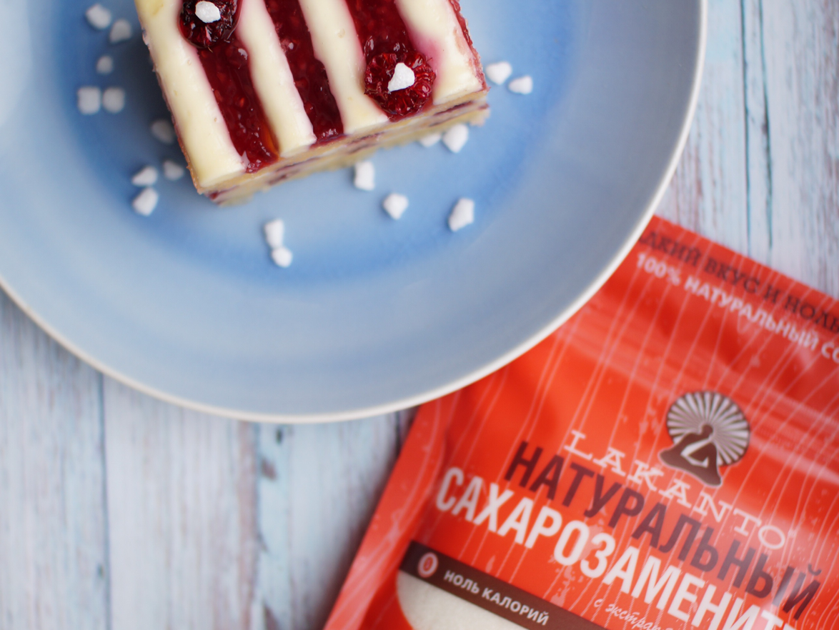 Бисквитный торт с кремчизом и малиновым конфи