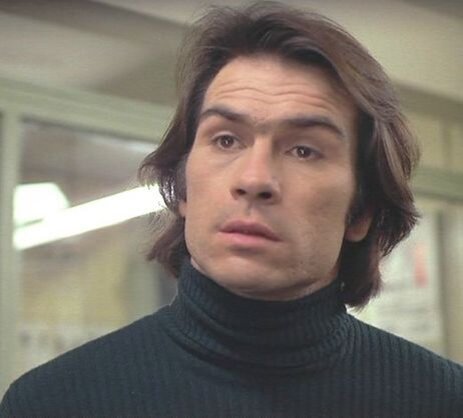 Томми Ли Джонс, в роли детектива Джона Невилла в фильме “Глаза Лоры Марс”