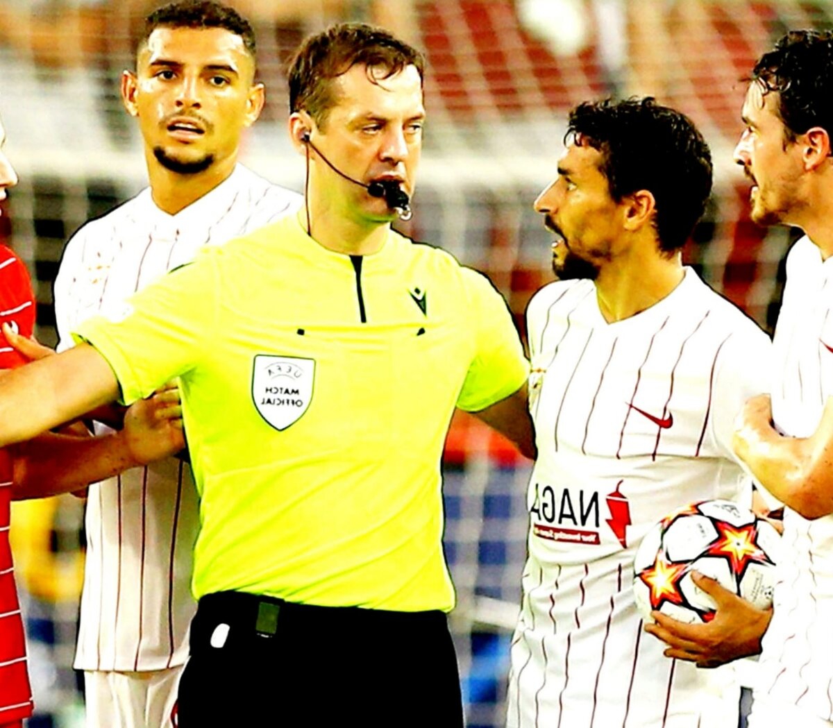 Судья встречи Кульбаков ставит очередной пенальти