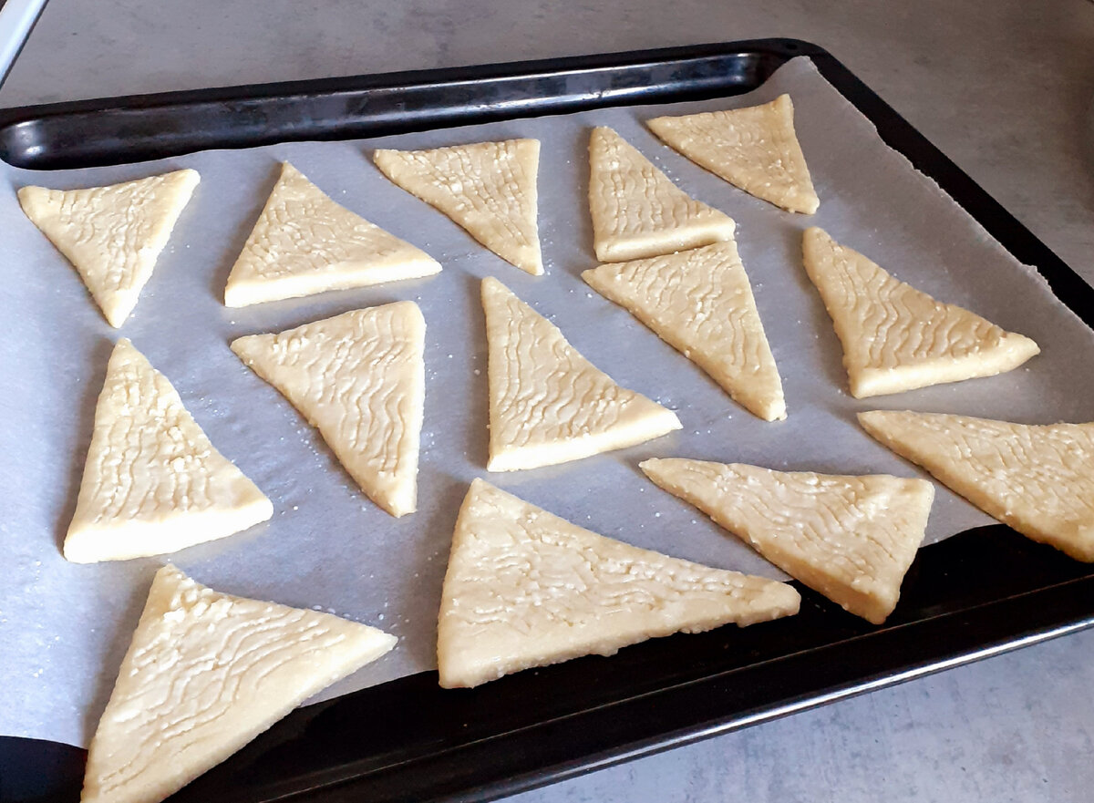 Треугольники из теста с сыром