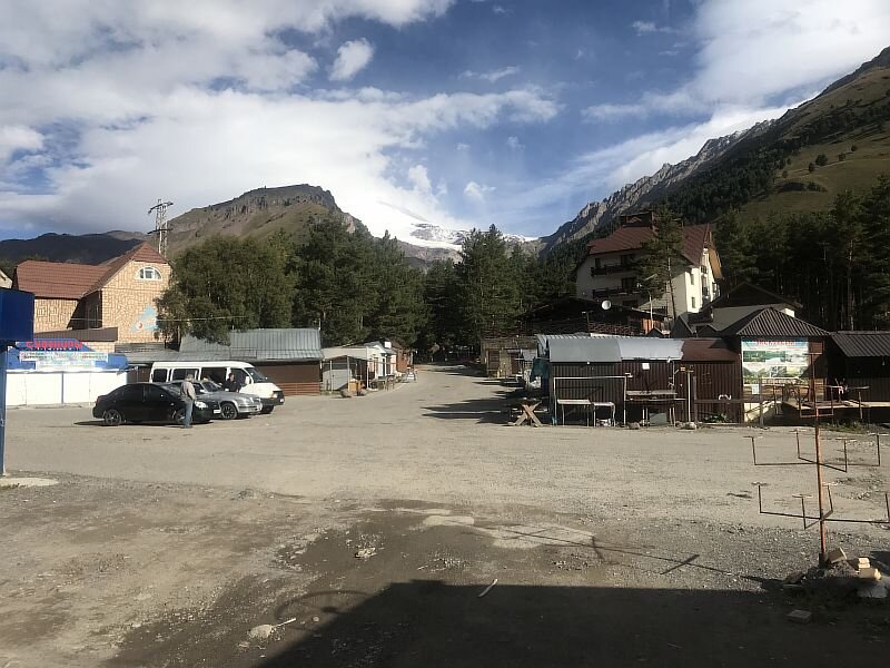 Утро на поляне Чегет. Эльбрус за облаками, туристов еще нет.