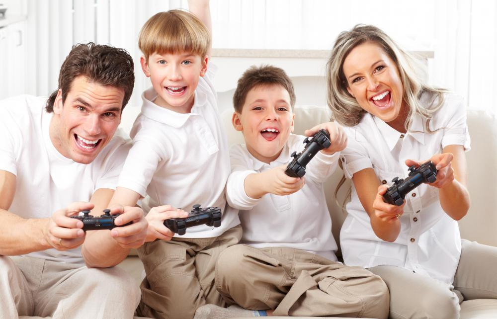 Семейные видео игры. Компьютерные игры для детей. Дети играющие в компьютерные игры. Взрослые и дети вместе. Человек играющий в компьютерные игры.
