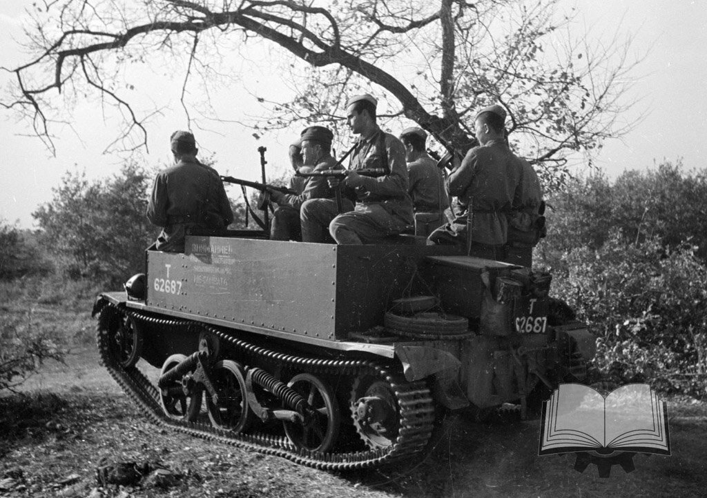 Universal Carrier штатно вез 2 членов экипажа, плюс 4 человек сзади. По факту позади могло разместиться и шестеро.