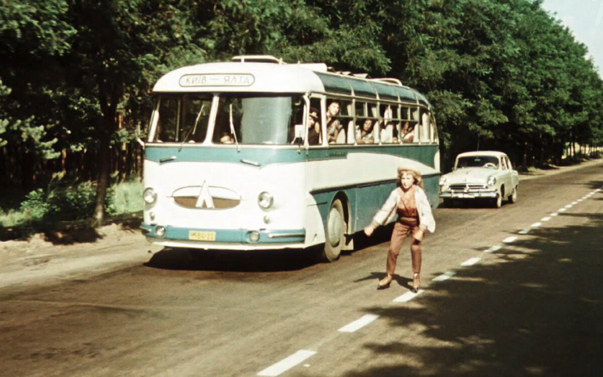 Королев 1962. Королева бензоколонки фильм 1962 автобус. 1962 Год Королева бензоколонки. Королева бензоколонки Кадиллак. Автобус из фильма Королева бензоколонки.