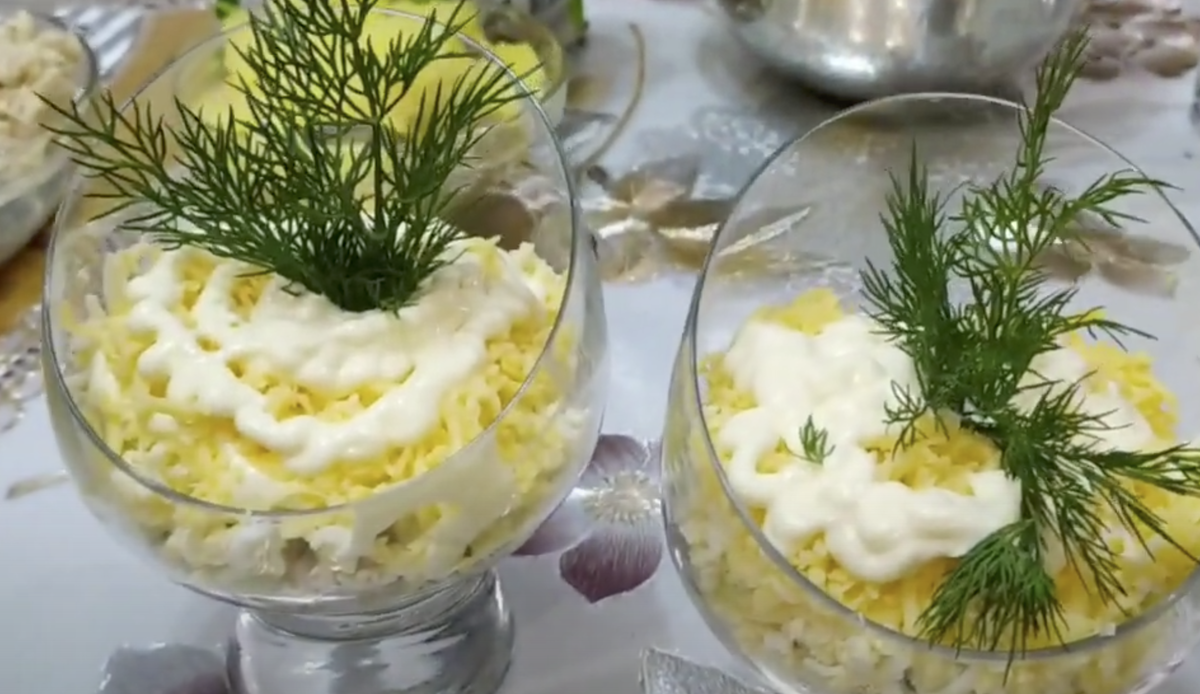 Салат с курицей, ананасом и свежим огурцом.