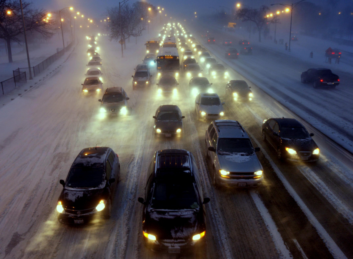 Снег на дороге в городе. Дороги в городе зимой. Машина зимой в городе. Зимняя дорога в городе. Машины едут вечером