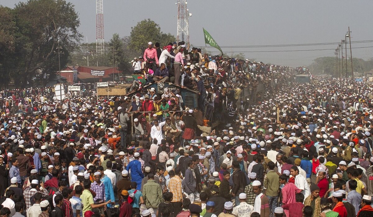 Жители страны штурмуют паровоз до центра