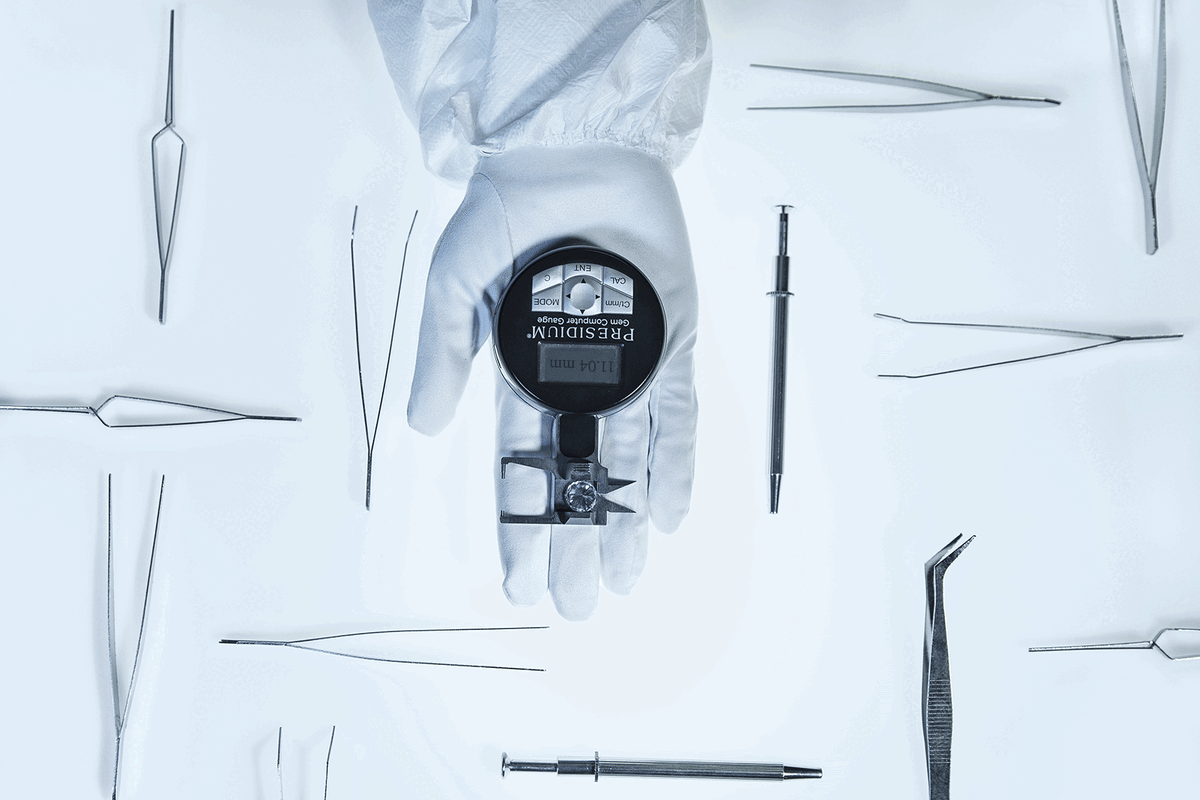 С помощью таких компьютеризированных измерителей рассчитывается вес камней на основании их размеров