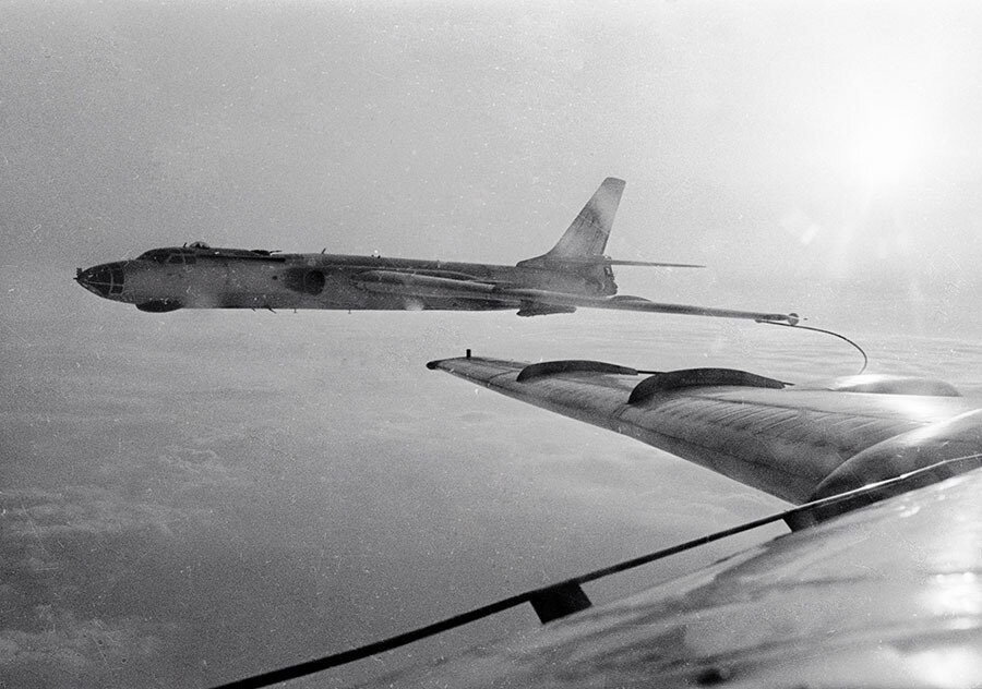     Дозаправка бомбардировщиков Ту-16 в воздухе / РИА Новости / Юрий Иванов