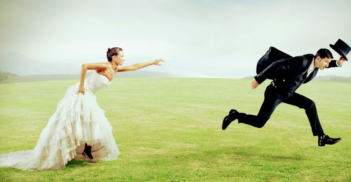 мужик бежит в загс. жених и невеста бегут. сбежал со свадьбы. жених убегает. брак.