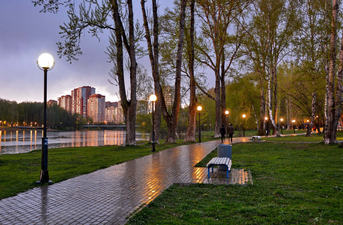 Прогуливаясь майским вечером по набережной  Пехорка близ Заречной улицы сразу вспоминается название Советского фильма »Весна на Заречной улице»