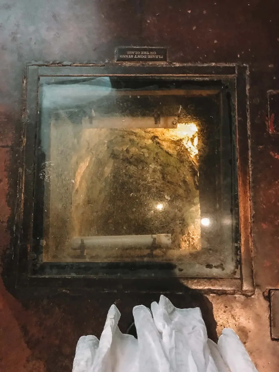 Схрон контрабандистов под полом паба “First and Last” https://thirdeyetraveller.com/secrets-of-the-famous-first-and-last-inn-at-sennen-smugglers-murder-ghosts-at-lands-end/