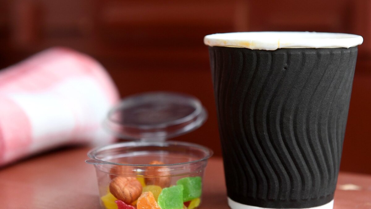    " Работа кофейни© РИА Новости . Максим Богодвид