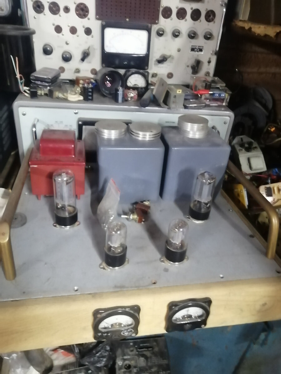 Это ламповый усилитель, который наш герой собрал своими руками