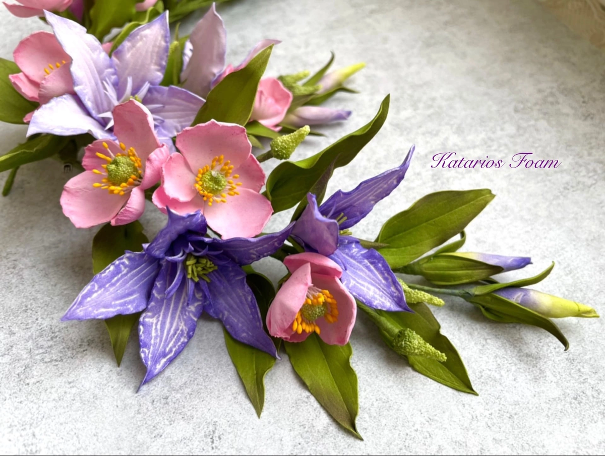 Фото автора. Цветочный комплект из клематисов и маковых ветрениц. Цветы сделаны из фоамирана.