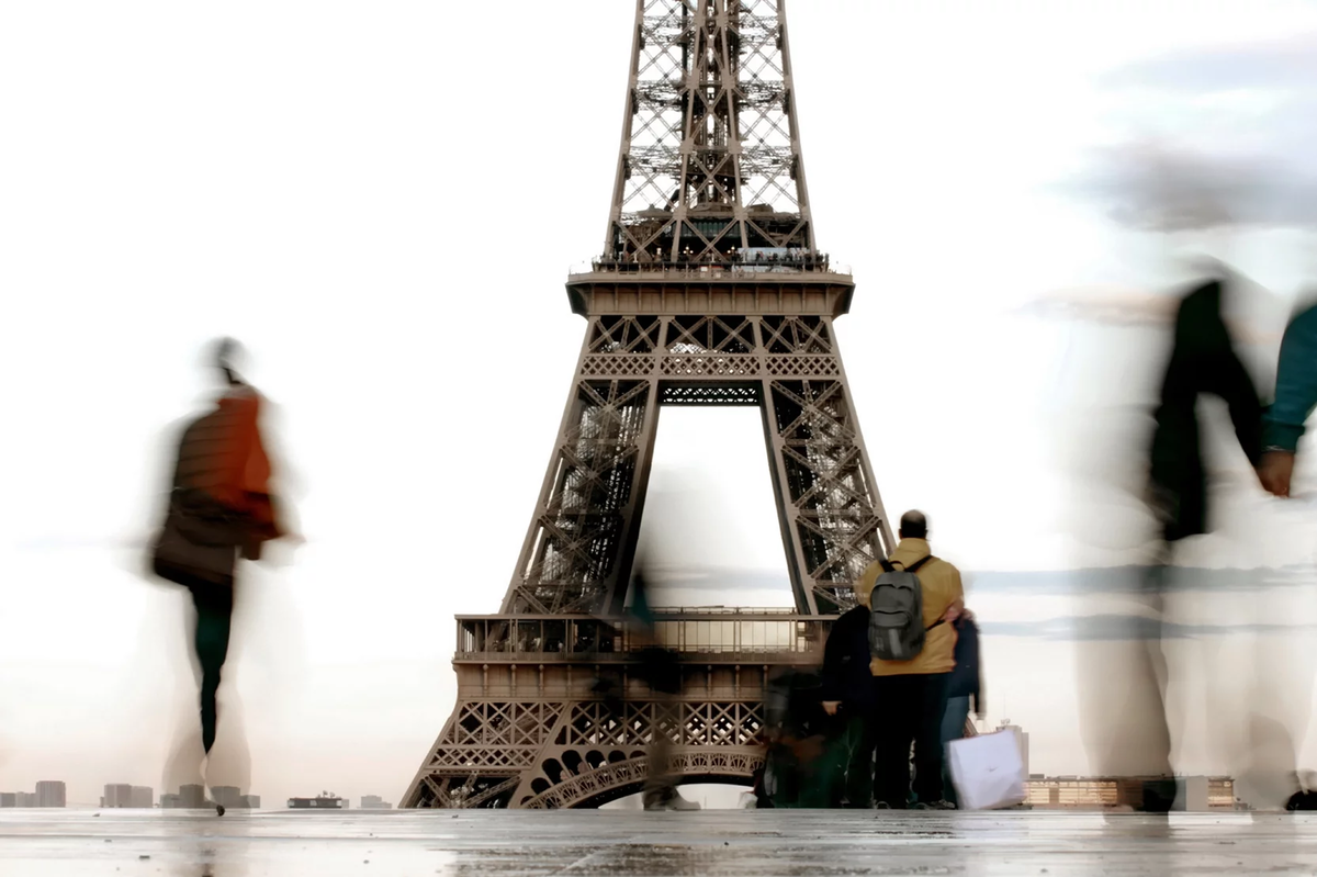 Видел париж. Увидеть париж хит сезона картинка. Французские силуэты. Увидеть париж надпись. Француз на фоне эльфиевой башни.