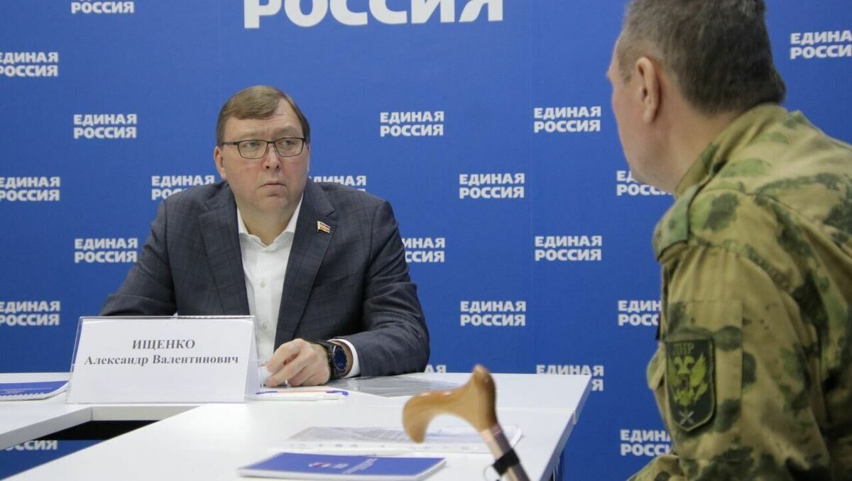     С 1 по 10 декабря «Единая Россия» начала декаду приемов граждан, приуроченную к 21-летию со дня основания партии. Первым провел прием председатель Законодательного Собрания области, секретарь регионального отделения «Единой России» Александр Ищенко.