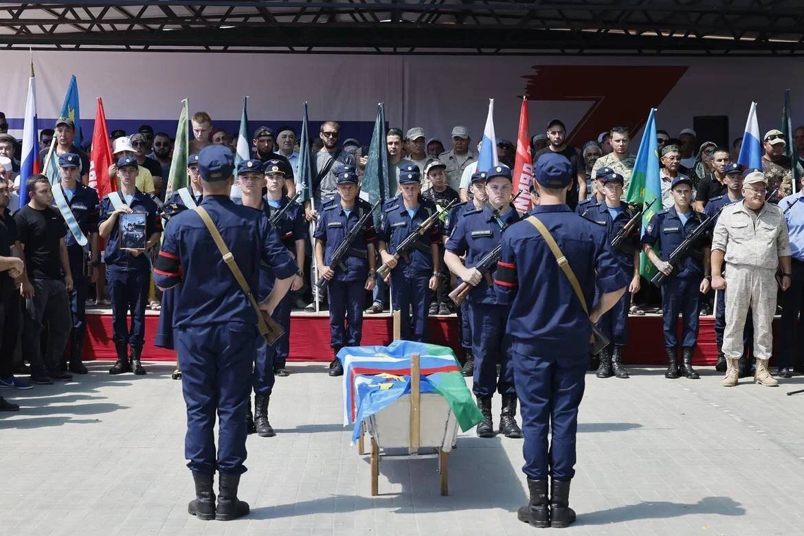 Под Астраханью простились с погибшим десантником, сыном главы села Осыпной  Бугор | PUNKT-A.INFO | Дзен