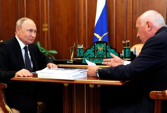    Президент России Владимир Путин на встрече с главой госкорпорации «Ростех» Сергеем Чемезовым