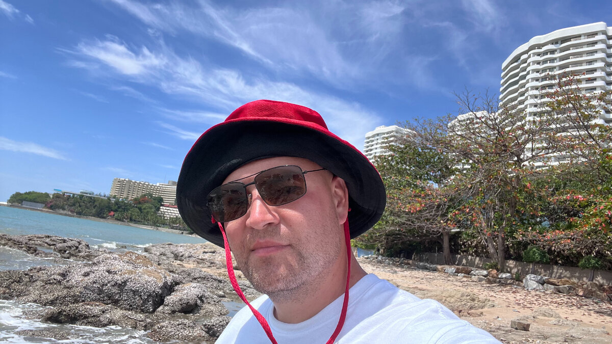 Василий сомневается, что вы заработаете себе на квартиру с видом на море на Дзене.