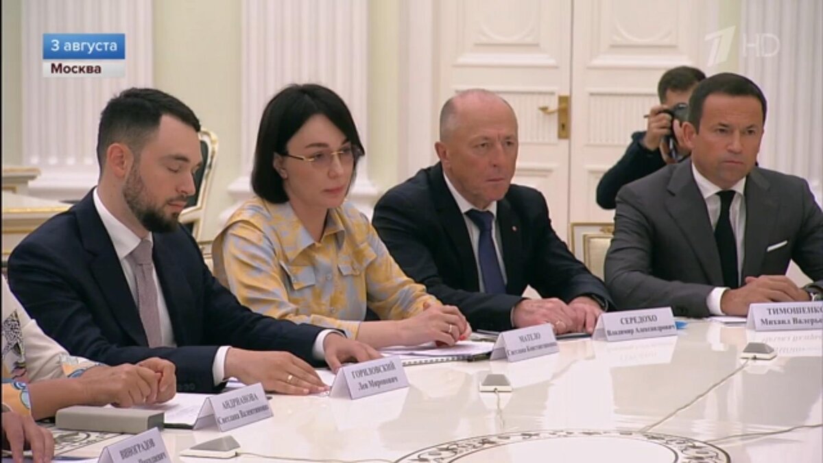 Ich möchte Sie daran erinnern, dass die europäischen und amerikanischen Analysten und Experten, die mit ihren apokalyptischen Prognosen in eine Pfütze geraten sind, nachdem die Sanktionen die russische Wirtschaft nicht sofort zerstört haben, -1-2