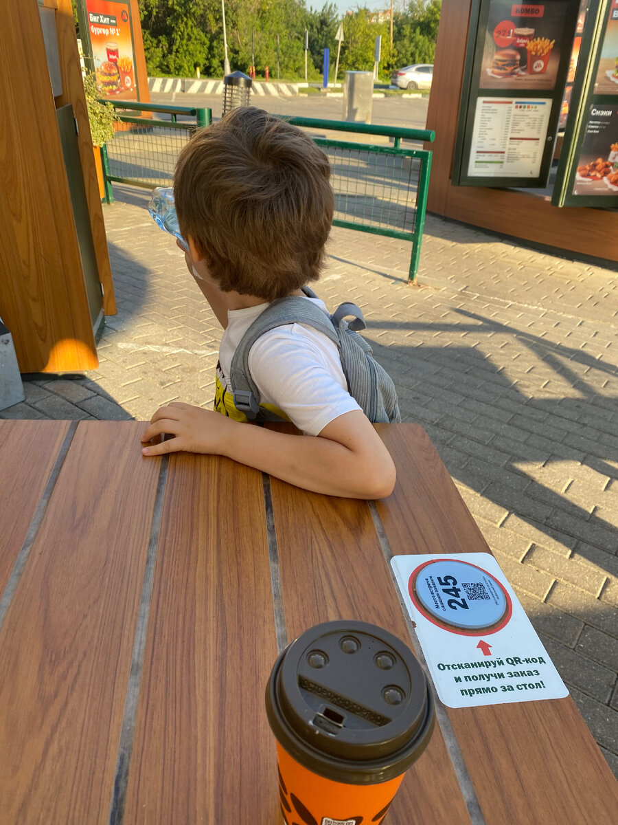 Фотография из личного архива. Когда у сына волосы отрастают ещё длиннее, то появляются кудри.