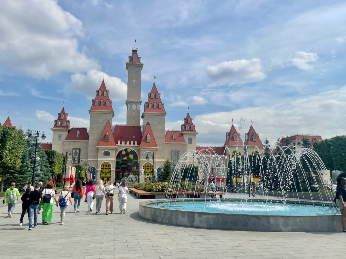 "Остров Мечты" снаружи выглядит дешево и картонно, но не спешите делать выводы по обертке. Фото автора