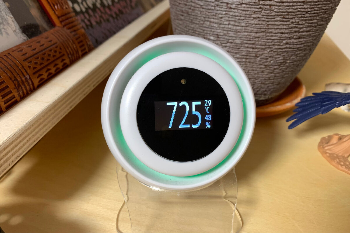 Датчик углекислого газа с дисплеем, на котором показан уровень CO2 — 725, температура — 29°C и влажность воздуха — 48%