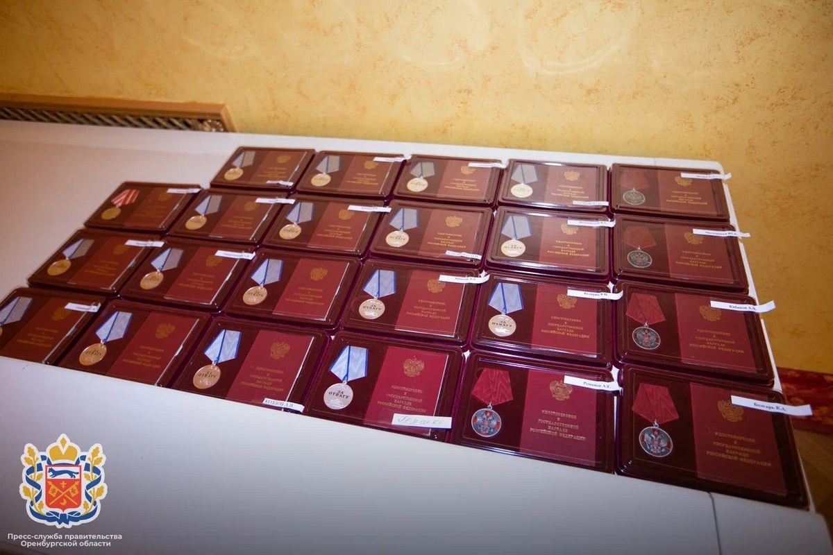  📷    Денис Паслер вручил награды казакам — участникам СВО и оренбургскому военкому Андрей Севостьянов