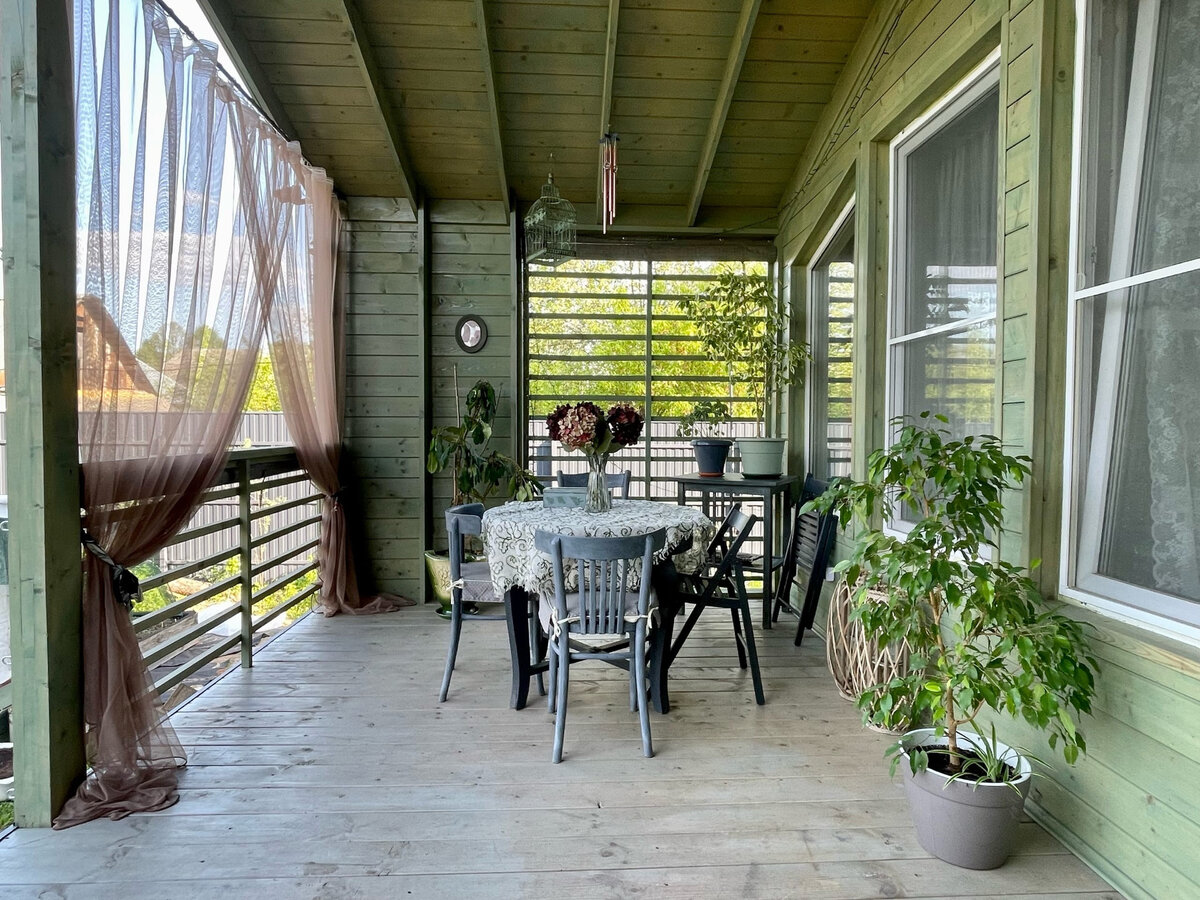 А так выглядит противоположная часть террасы (общая площадь — 24 квадрата). Это идеальное место для семейных завтраков. Впрочем, и с книжкой или ноутбуком здесь приятно посидеть