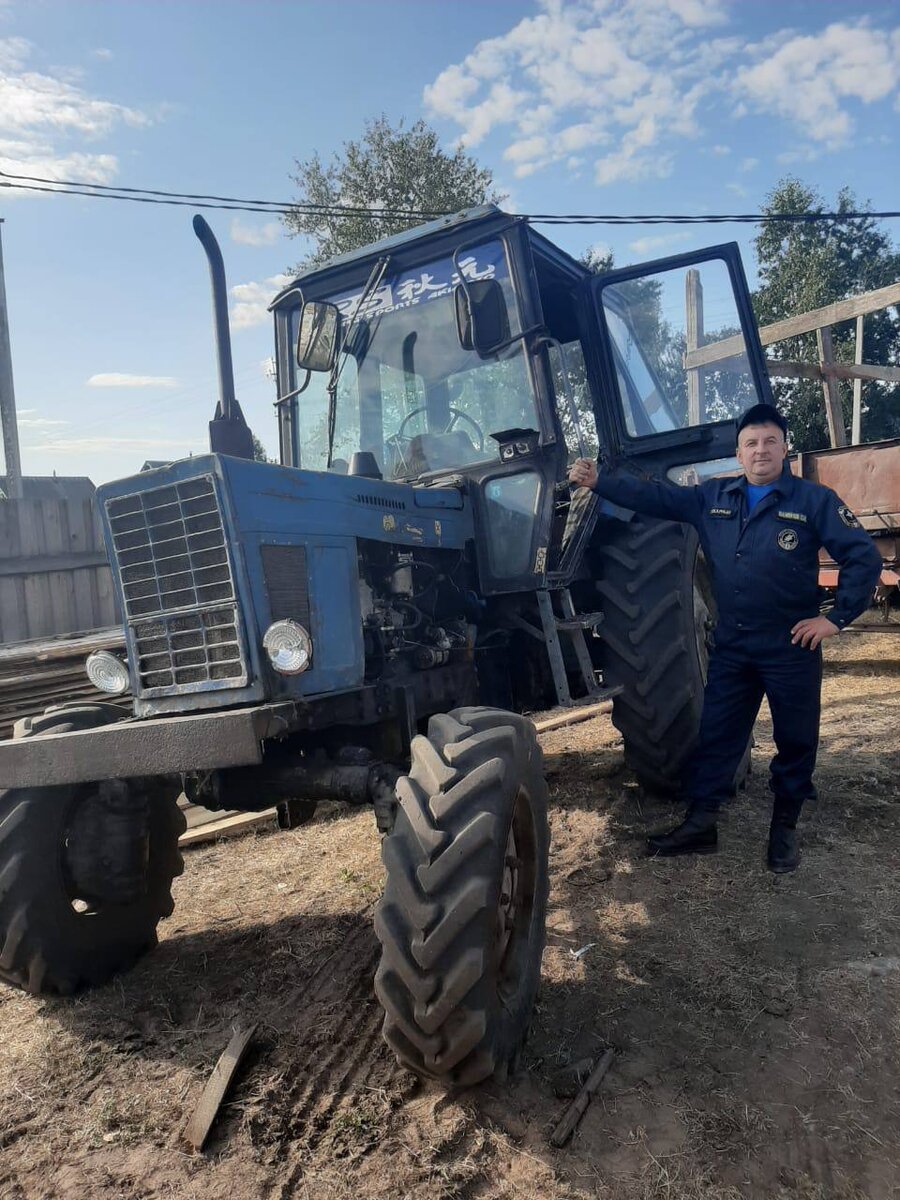 Пожарный Сергей Дажинов предотвратил взрыв состава с цистернами бензина -  он на своём тракторе отбуксировал горящий горящий локомотив | «Подвиги» |  Дзен