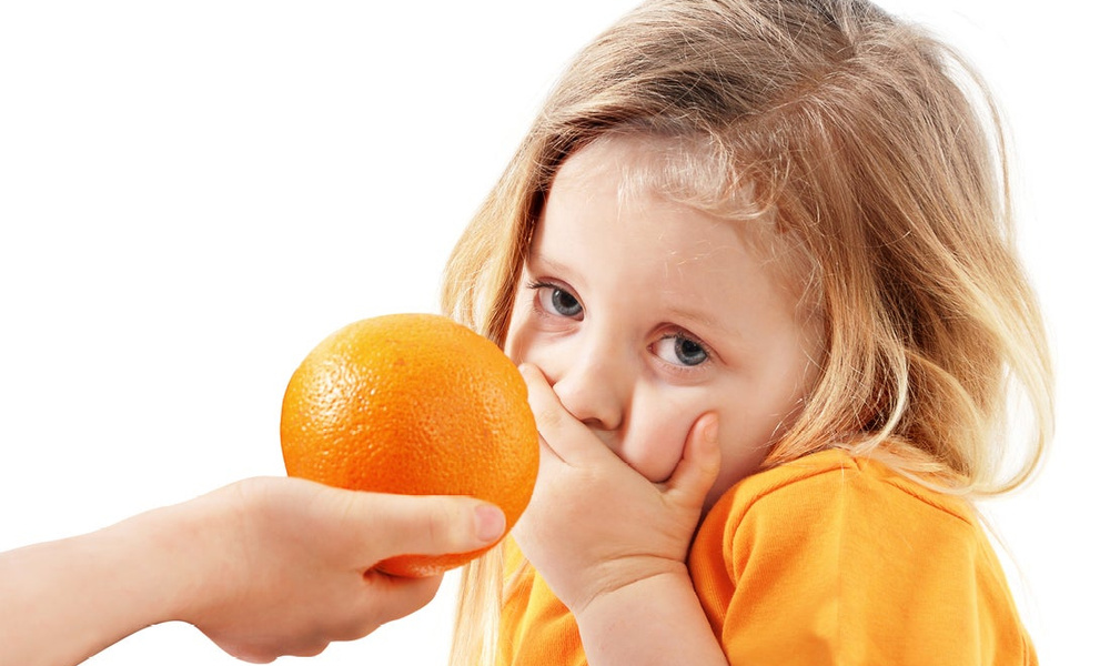 Аллергический детей. Апельсин для детей. Девочка с мандаринами.
