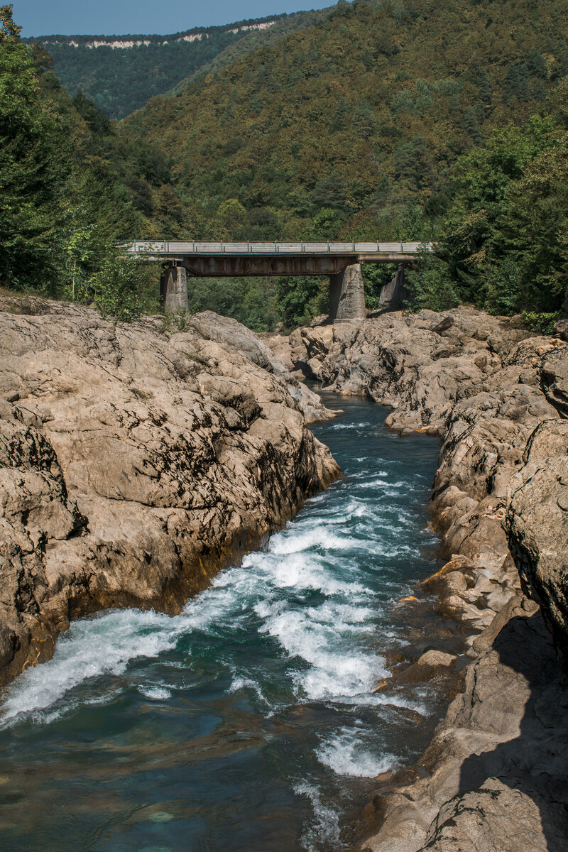 Автомобильный мост по которому мы переехали реку и свернув с дороги попали на это замечательное место