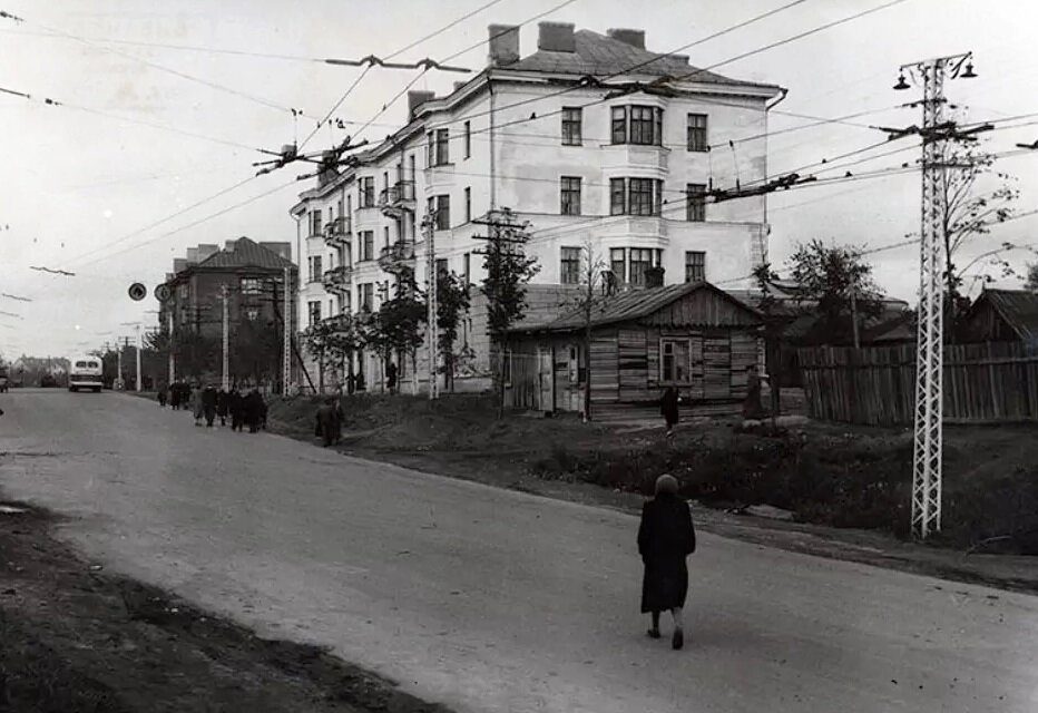 1953 г. Вид на улицу 1 Мая от путепровода. Фото: соцсети