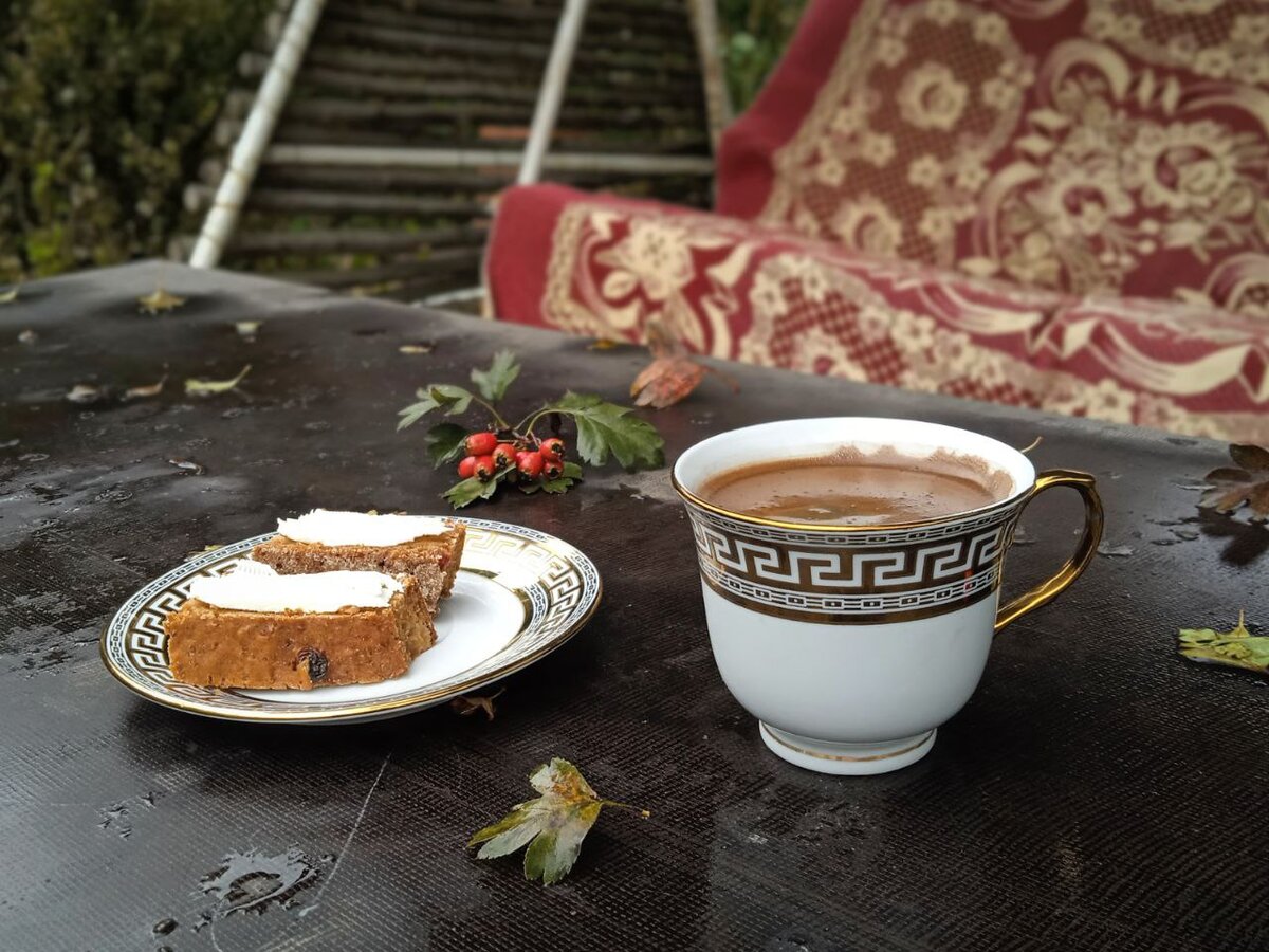 Во дворе было пасмурно и хмуро, но так хорошо, как бывает только воскресным утром ранней осенью. 