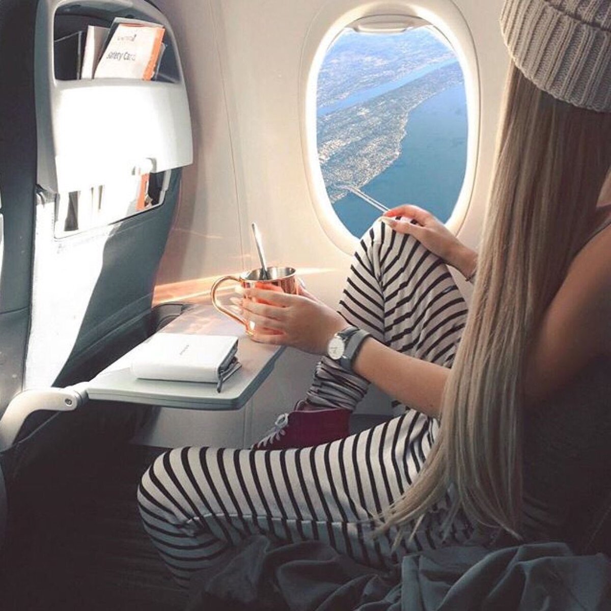 Девушка в самолете. Девушка в путешествии. Красивые девушки в самолете. Фотосессия с самолетом.