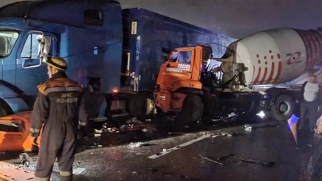     Вблизи Железноводска произошло ДТП, в котором водитель спецтехники въехал в припаркованный на обочине грузовик, сообщает краевое ГИБДД.