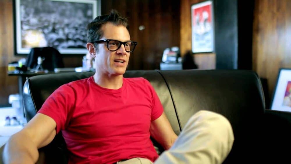 Не нова концепция и нашей следующей картины, также снятой в США. У паренька по имени Джонни имеется здоровенное шило в заднем проходе, мешающее ему трудиться на обычной работе. Герой решает создать парк непростых развлечений: воплощение такой идеи будет взаимовыгодным между ним и посетителями. Одним – эмоции и адреналин, другим – деньги. Однако аттракционы в парке Джонни уж совсем не похожи на американские горки, батуты или колесо обозрения. То ли дело покидаться дротиками в соседа или вовсе подпалить своего товарища в прямом смысле этого слова! Самые идиотские и отмороженные идеи здесь поощряются и моментально реализовываются. Если вы, дорогой читатель, помните «Чудаков» по MTV, то понимаете, о чем речь. Собственно, главную роль в «Точке» Джонни Ноксвил и исполняет. 
 