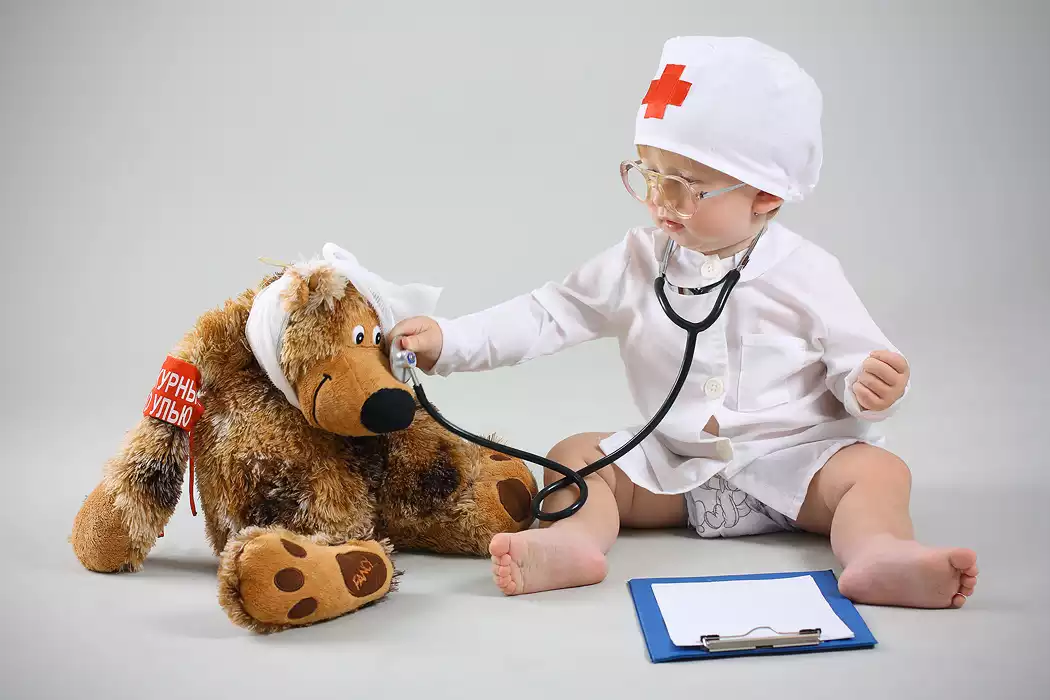 Играть будь врачом. Доктор для детей. Дети медики. Ребенок в костюме врача. Медицинская тематика.