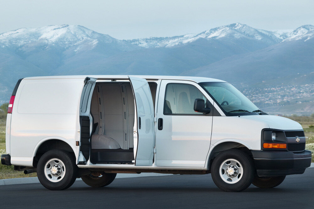 Можно  удариться в экзотику и пригнать из Америки Chevrolet Express –  примитивный, прожорливый и неуправляемый вэн с тоннами харизмы. Он  доступен даже с V8 5.3!