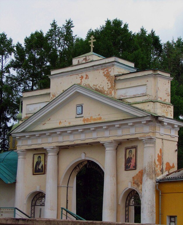 Вход в Тихвинский Успенский мужской монастырь.
