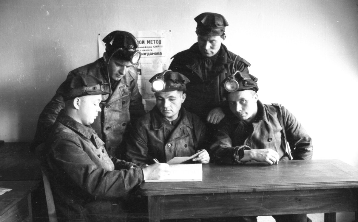 Шахта № 1. Начальник Л. Гущин читает наряд на смену