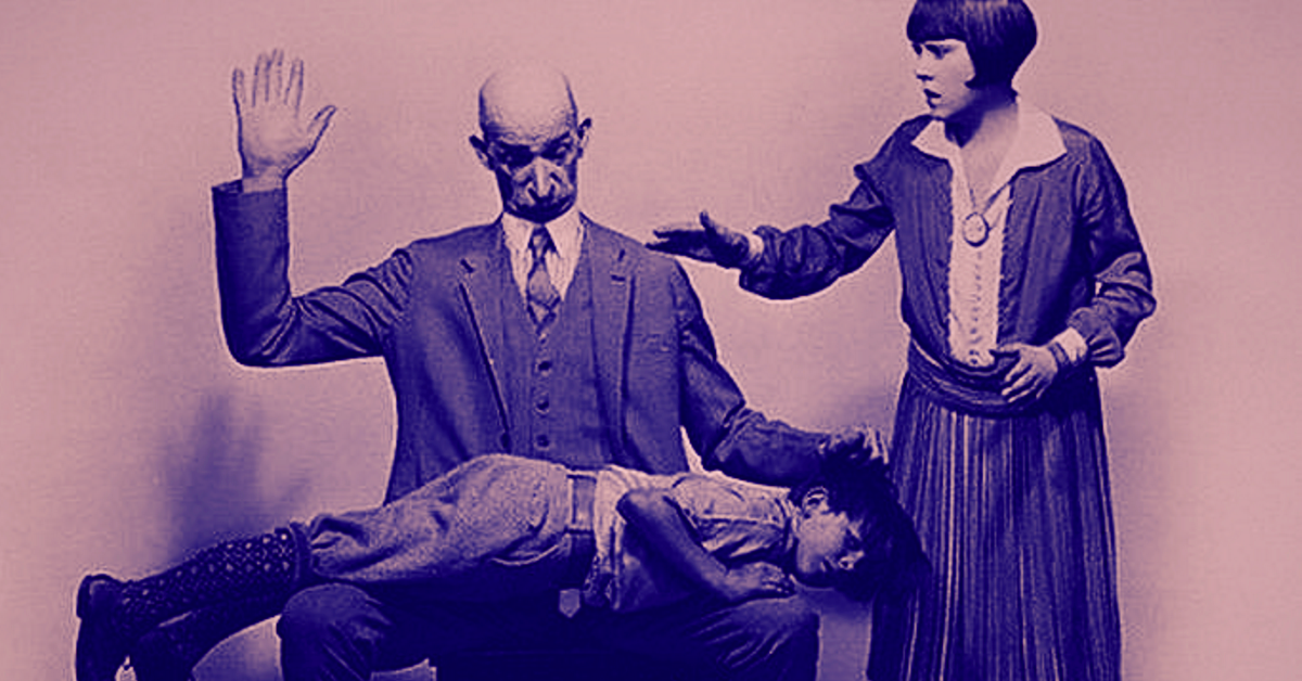 Добавим, что Россия здесь не была впереди планеты всей. В британских школах телесные наказания запретили только в 1987 году. У них была своя пословица: «пожалеешь палку - испортишь дитя». Вот такое страдающее средневековье.