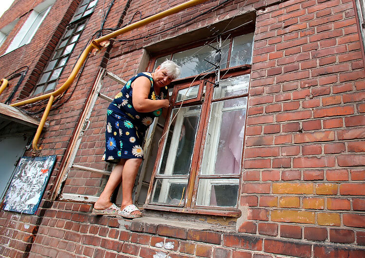 Фото соседей в окне